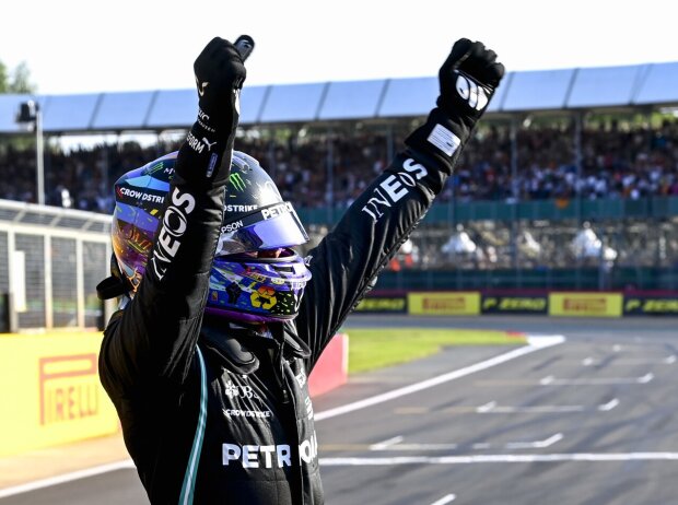 Titel-Bild zur News: Lewis Hamilton vom Team Mercedes bejubelt seine Bestzeit im Qualifying zum Grand Prix von Großbritannien der Formel-1-Saison 2021 in Silverstone