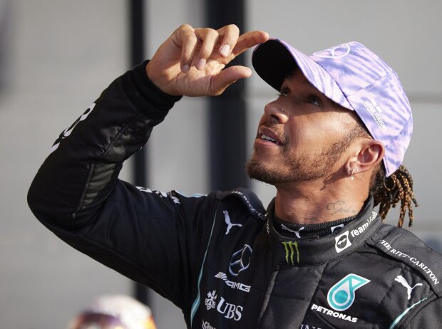 Titel-Bild zur News: Lewis Hamilton vom Team Mercedes nach dem Qualifying zum Grand Prix von Großbritannien der Formel 1 2021 in Silverstone in England