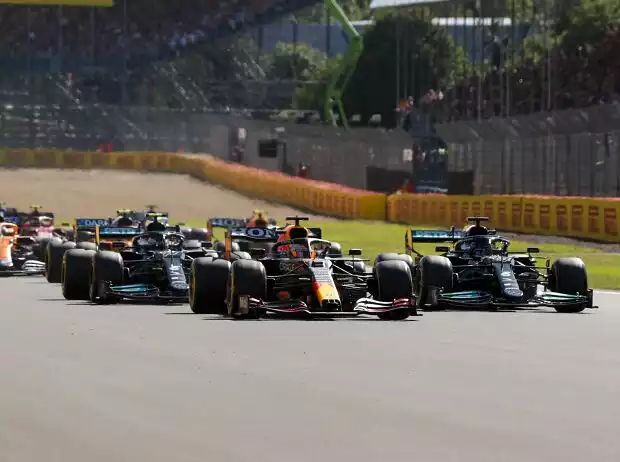 Max Verstappen (RB16B) Lewis Hamilton (Mercedes W12) und Valtteri Bottas (Mercedes W12) beim Start zum Formel-1-Sprint in Silverstone (Großbritannien) Titel-Bild zur News: Max Verstappen (RB16B) Lewis Hamilton (Mercedes W12) und Valtteri Bottas (Mercedes W12) beim Start zum Formel-1-Sprint in Silverstone (Großbritannien)
