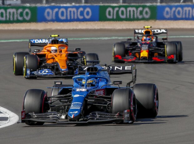 Fernando Alonso im Alpine A521 vor Lando Norris im McLaren MCL35M und Sergio Perez im Red Bull RB16B im Sprintqualifying zum Grand Prix von Großbritannien der Formel 1 2021 in Silverstone in England Fernando Alonso im Alpine A521 vor Lando Norris im McLaren MCL35M und Sergio Perez im Red Bull RB16B im Sprintqualifying zum Grand Prix von Großbritannien der Formel 1 2021 in Silverstone in England