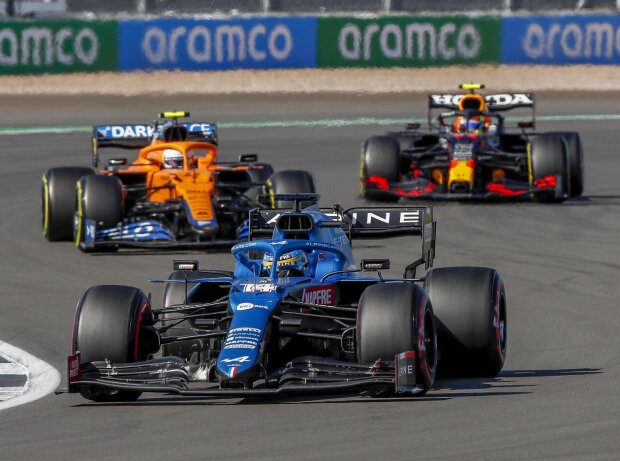 Titel-Bild zur News: Fernando Alonso im Alpine A521 vor Lando Norris im McLaren MCL35M und Sergio Perez im Red Bull RB16B im Sprintqualifying zum Grand Prix von Großbritannien der Formel 1 2021 in Silverstone in England