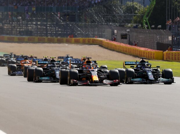Titel-Bild zur News: Start zum ersten Sprintqualifying der Formel-1-Geschichte beim Grand Prix von Großbritannien in Silverstone in England in der Saison 2021 mit Max Verstappen und Lewis Hamilton in Reihe eins