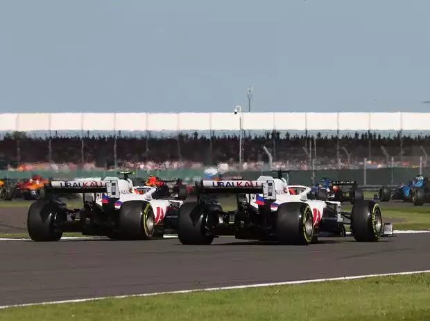 Die Haas von Mick Schumacher und Nikita Masepin im Formel-1-Sprint von Silverstone Titel-Bild zur News: Die Haas von Mick Schumacher und Nikita Masepin im Formel-1-Sprint von Silverstone