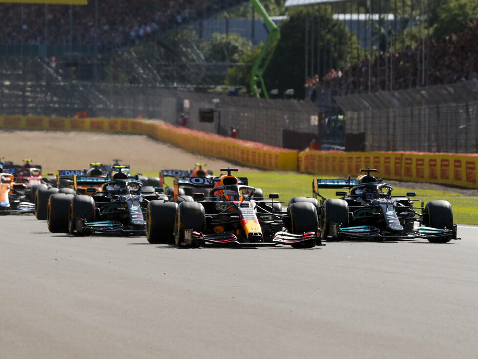 Max Verstappen (RB16B) Lewis Hamilton (Mercedes W12) und Valtteri Bottas (Mercedes W12) beim Start zum Formel-1-Sprint in Silverstone (Großbritannien)