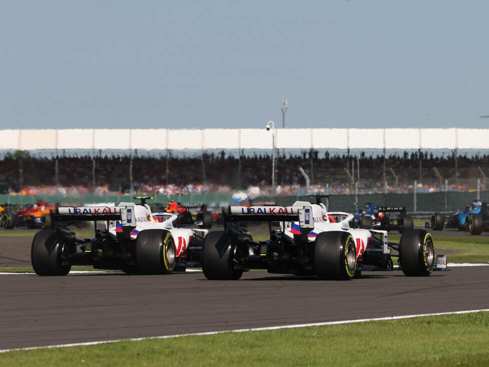 Die Haas von Mick Schumacher und Nikita Masepin im Formel-1-Sprint von Silverstone