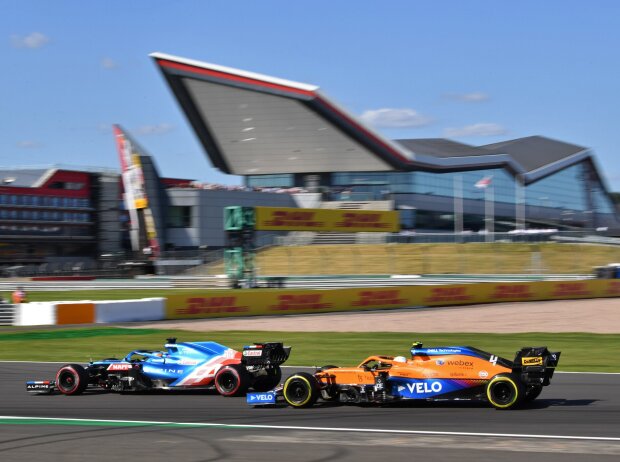 Fernando Alonso im Alpine A521 vor Lando Norris im McLaren MCL35M im Sprintqualifying der Formel 1 2021 beim Grand Prix von Großbritannien in Silverstone in England