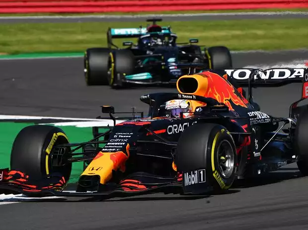Max Verstappen (Red Bull) führt im ersten Sprint der Formel-1-Geschichte in Silverstone 2021 vor Lewis Hamilton (Mercedes) Titel-Bild zur News: Max Verstappen (Red Bull) führt im ersten Sprint der Formel-1-Geschichte in Silverstone 2021 vor Lewis Hamilton (Mercedes)