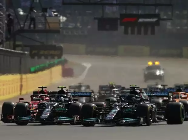 Lewis Hamilton und Valtteri Bottas (beide Mercedes) am Start des Formel-1-Sprints zum Großen Preis von Großbritannien in Silverstone Titel-Bild zur News: Lewis Hamilton und Valtteri Bottas (beide Mercedes) am Start des Formel-1-Sprints zum Großen Preis von Großbritannien in Silverstone