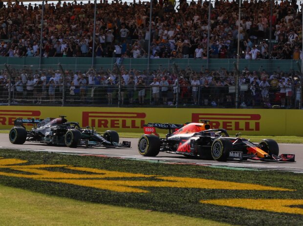 Max Verstappen (Red Bull) vor Lewis Hamilton (Mercedes) beim Großen Preis von Großbritannien in Silverstone