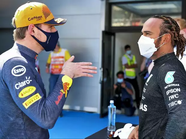 Max Verstappen (Red Bull) und Lewis Hamilton (Mercedes) reden nach dem Qualifying zum Großen Preis von Spanien in Barcelona Titel-Bild zur News: Max Verstappen (Red Bull) und Lewis Hamilton (Mercedes) reden nach dem Qualifying zum Großen Preis von Spanien in Barcelona