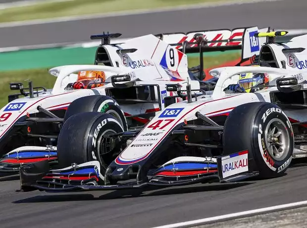 Mick Schumacher und Nikita Masepin aus dem Team Haas beim Grand Prix von Großbritannien der Formel 1 2021 in Silverstone in England Titel-Bild zur News: Mick Schumacher und Nikita Masepin aus dem Team Haas beim Grand Prix von Großbritannien der Formel 1 2021 in Silverstone in England