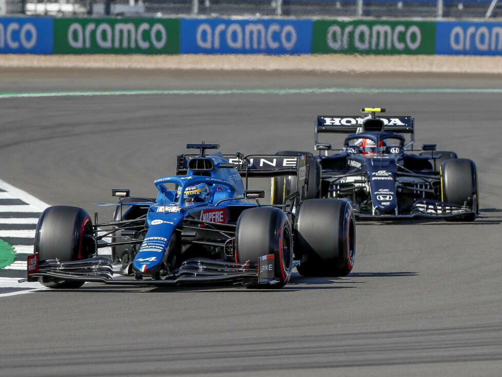 Fernando Alonso (Alpine) vor Pierre Gasly (AlphaTauri) im Formel-1-Sprint von Silverstone