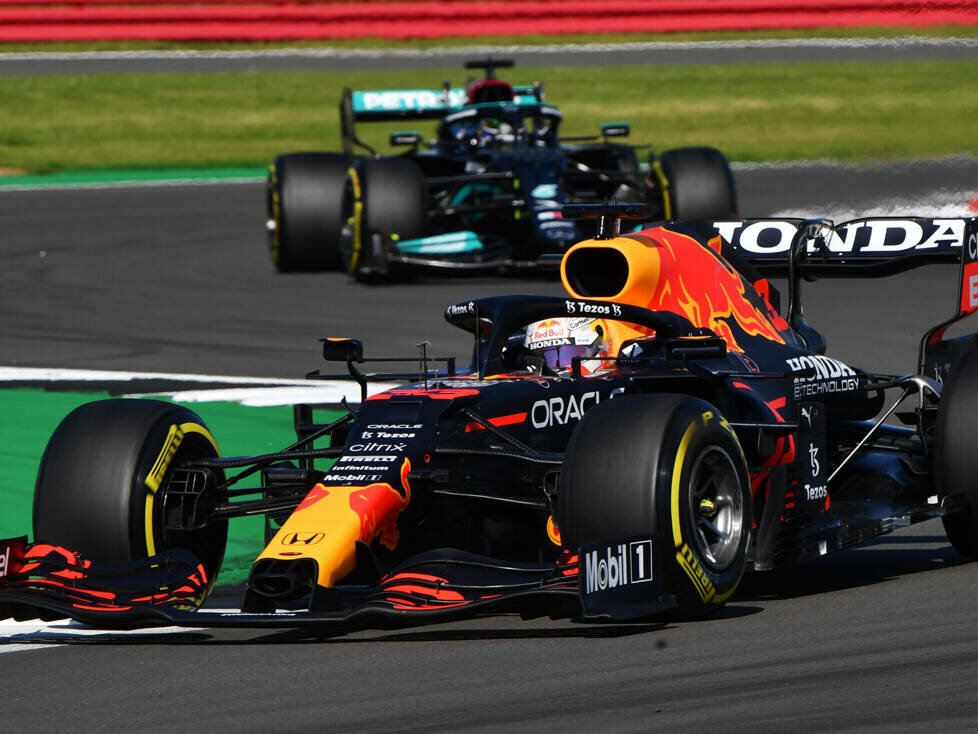 Max Verstappen (Red Bull) führt im ersten Sprint der Formel-1-Geschichte in Silverstone 2021 vor Lewis Hamilton (Mercedes)