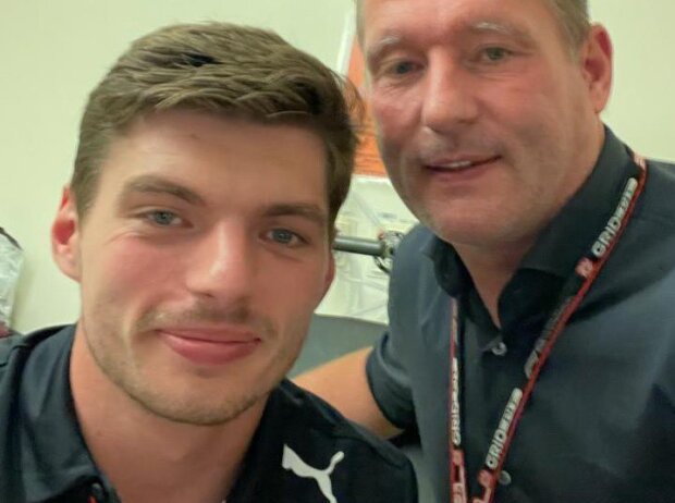 Titel-Bild zur News: Max Verstappen postet nach der Kollision mit Lewis Hamilton in Silverstone 2021 ein Twitter-Foto mit Vater Jos aus dem Krankenhaus in Coventry