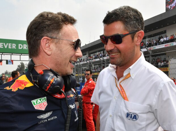 Red-Bull-Teamchef Christian Horner im Gespräch mit FIA-Rennleiter Michael Masi