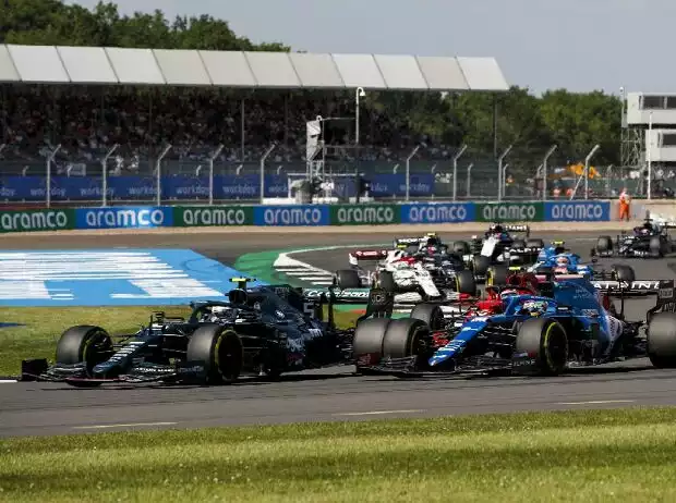 Sebastian Vettel (Aston Martin) und Fernando Alonso (Alpine) beim Großen Preis von Großbritannien der Formel 1 in Silverstone Titel-Bild zur News: Sebastian Vettel (Aston Martin) und Fernando Alonso (Alpine) beim Großen Preis von Großbritannien der Formel 1 in Silverstone