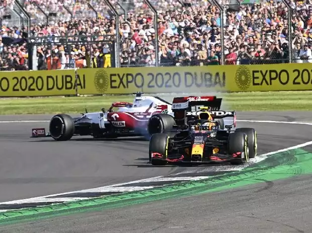 Kimi Räikkönen (Alfa Romeo) und Sergio Perez (Red Bull) beim Großen preis von Großbritannien der Formel 1 in Silverstone Titel-Bild zur News: Kimi Räikkönen (Alfa Romeo) und Sergio Perez (Red Bull) beim Großen preis von Großbritannien der Formel 1 in Silverstone