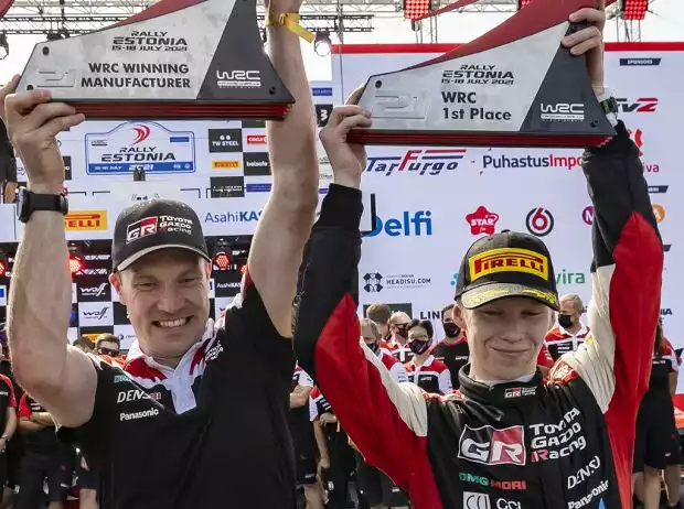 Kalle Rovanperä, Jari-Matti Latvala bei der Siegerehrrung nach der Rallye Estland 2021 Titel-Bild zur News: Kalle Rovanperä, Jari-Matti Latvala bei der Siegerehrrung nach der Rallye Estland 2021