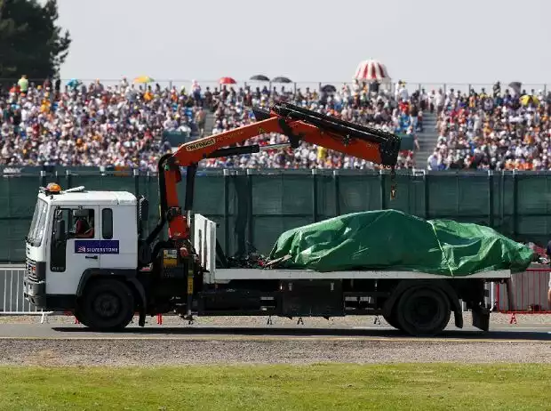 Der Red Bull von Max Verstappen auf dem Abschleppwagen nach dem Unfall beim Großen Preis von Großbritannien der Formel 1 in Silverstone Titel-Bild zur News: Der Red Bull von Max Verstappen auf dem Abschleppwagen nach dem Unfall beim Großen Preis von Großbritannien der Formel 1 in Silverstone