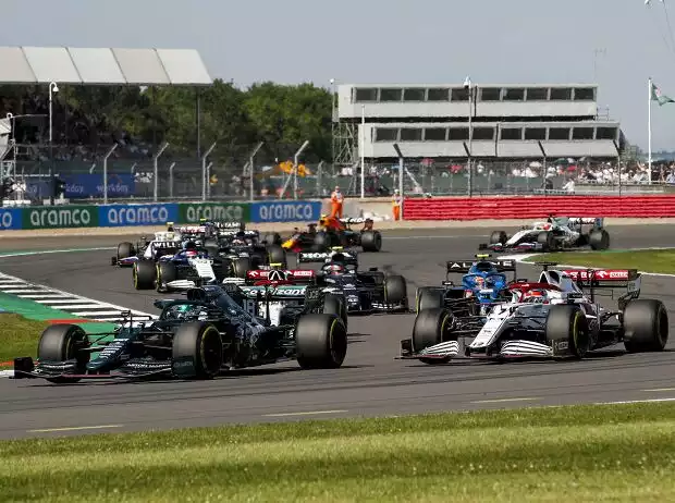 Titel-Bild zur News: Lance Stroll, Kimi Räikkönen, Antonio Giovinazzi: Formel-1-Startphase beim Grand Prix von Großbritannien 2021 in Silverstone in England