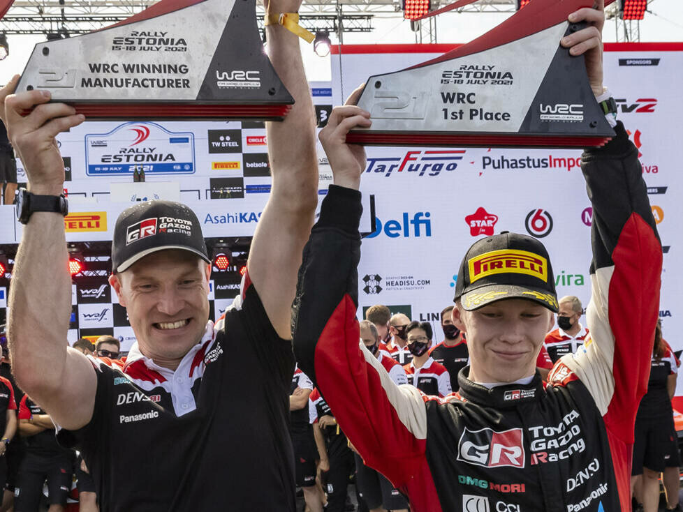 Kalle Rovanperä, Jari-Matti Latvala bei der Siegerehrrung nach der Rallye Estland 2021