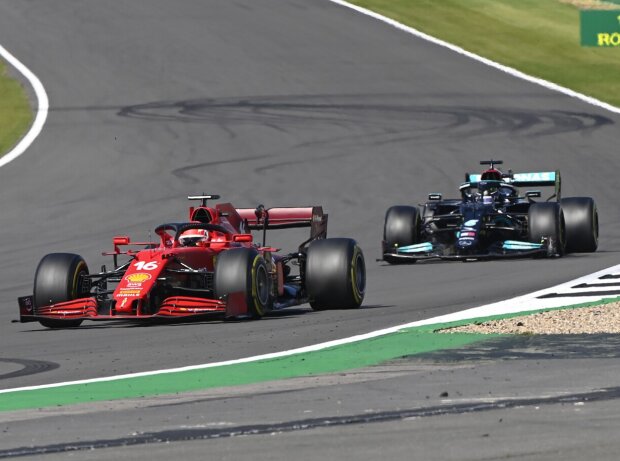 Charles Leclerc im Ferrari SF21 und Lewis Hamilton im Mercedes W12 im Grand Prix von Großbritannien der Formel 1 2021 in Silverstone in England