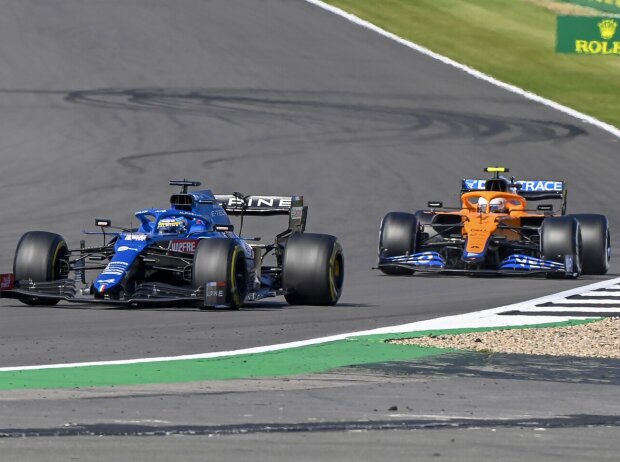 Fernando Alonso im Alpine A521 vor Lando Norris im McLaren MCL35M beim Grand Prix von Großbritannien der Formel 1 2021 in Silverstone in England