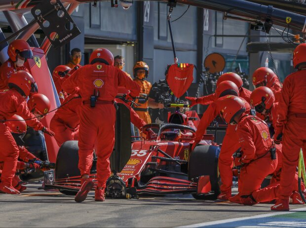 Titel-Bild zur News: Carlos Sainz (Ferrari) beim verpatzten Boxenstopps während des Formel-1-Rennens in Silverstone 2021