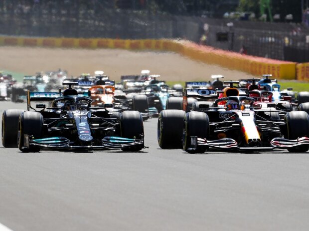 Titel-Bild zur News: Lewis Hamilton (Mercedes) und Max Verstappen (Red Bull) beim Großen preis von Großbritannien der Formel 1 in Silverstone