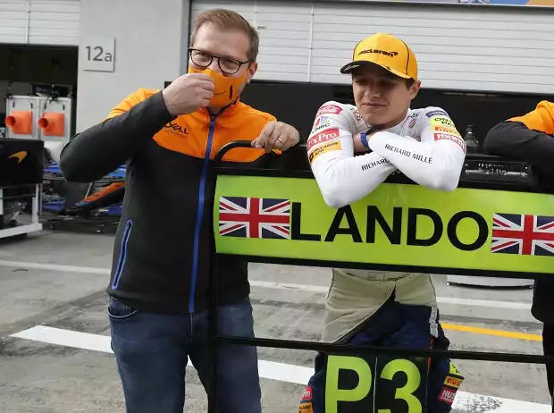 McLaren-Teamchef Andreas Seidl und die Piloten Lando Norris und Daniel Ricciardo feiern den dritten Platz im Formel-1-Rennen von Spielberg Titel-Bild zur News: McLaren-Teamchef Andreas Seidl und die Piloten Lando Norris und Daniel Ricciardo feiern den dritten Platz im Formel-1-Rennen von Spielberg