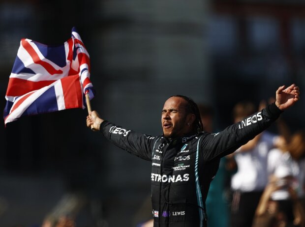 Lewis Hamilton (Mercedes) bejubelt seinen Formel-1-Sieg beim Großen Preis von Großbritannien in Silverstone mit dem Union Jack