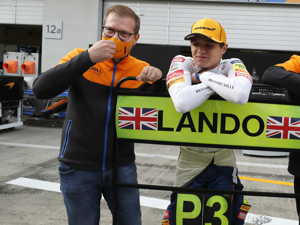 McLaren-Teamchef Andreas Seidl und die Piloten Lando Norris und Daniel Ricciardo feiern den dritten Platz im Formel-1-Rennen von Spielberg