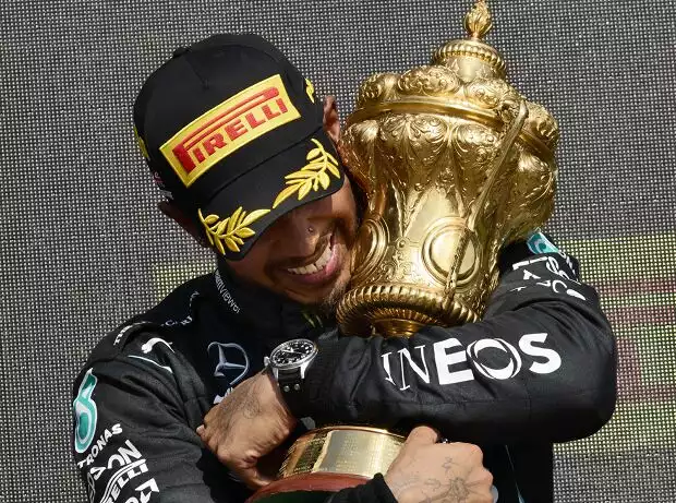 Lewis Hamilton mit dem goldenen Siegerpokal nach dem Grand Prix von Großbritannien in Silverstone 2021 Titel-Bild zur News: Lewis Hamilton mit dem goldenen Siegerpokal nach dem Grand Prix von Großbritannien in Silverstone 2021