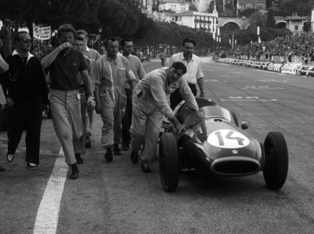 Titel-Bild zur News: Jack Brabham schiebt seinen Cooper-Climax ins Ziel beim Grand Prix von Monaco der Formel 1 1957