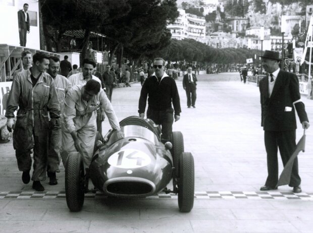 Jack Brabham überquert die Ziellinie bei seinem ersten Grand Prix von Monaco in der Formel 1 1957: Nach einem Defekt schob er das Auto ins Ziel