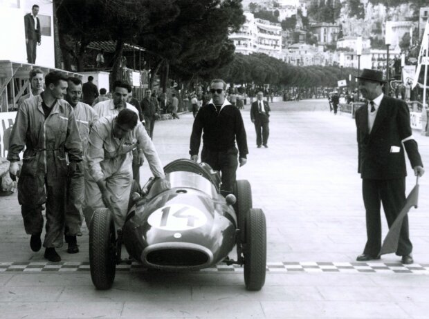 Jack Brabham überquert die Ziellinie bei seinem ersten Grand Prix von Monaco in der Formel 1 1957: Nach einem Defekt schob er das Auto ins Ziel Jack Brabham überquert die Ziellinie bei seinem ersten Grand Prix von Monaco in der Formel 1 1957: Nach einem Defekt schob er das Auto ins Ziel