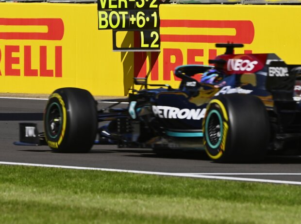 Lewis Hamilton im Mercedes W12 beim Grand Prix von Großbritannien der Formel 1 2021 in Silverstone in England auf der Zielgeraden