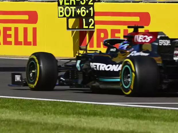 Lewis Hamilton im Mercedes W12 beim Grand Prix von Großbritannien der Formel 1 2021 in Silverstone in England auf der Zielgeraden Titel-Bild zur News: Lewis Hamilton im Mercedes W12 beim Grand Prix von Großbritannien der Formel 1 2021 in Silverstone in England auf der Zielgeraden