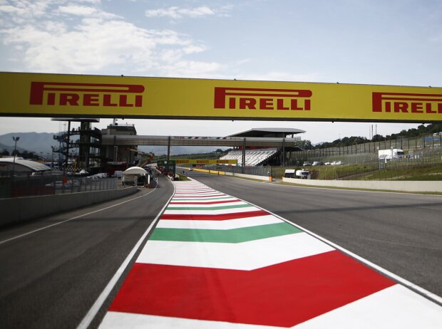 Die Boxenausfahrt von Mugello Die Boxenausfahrt von Mugello