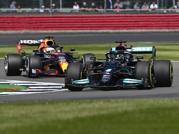 Max Verstappen (Red Bull) und Lewis Hamilton (Mercedes) duellieren sich in Silverstone