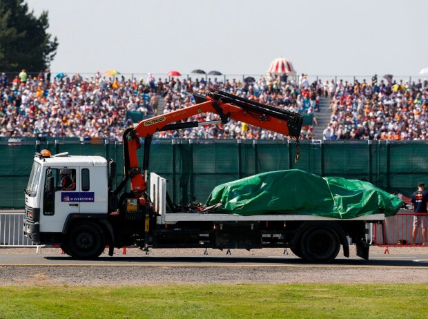 Der verunfallte Red Bull von Max Verstappen in Silverstone wird abtransportiert Der verunfallte Red Bull von Max Verstappen in Silverstone wird abtransportiert