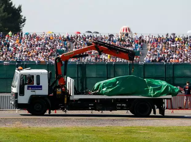Der verunfallte Red Bull von Max Verstappen in Silverstone wird abtransportiert Titel-Bild zur News: Der verunfallte Red Bull von Max Verstappen in Silverstone wird abtransportiert