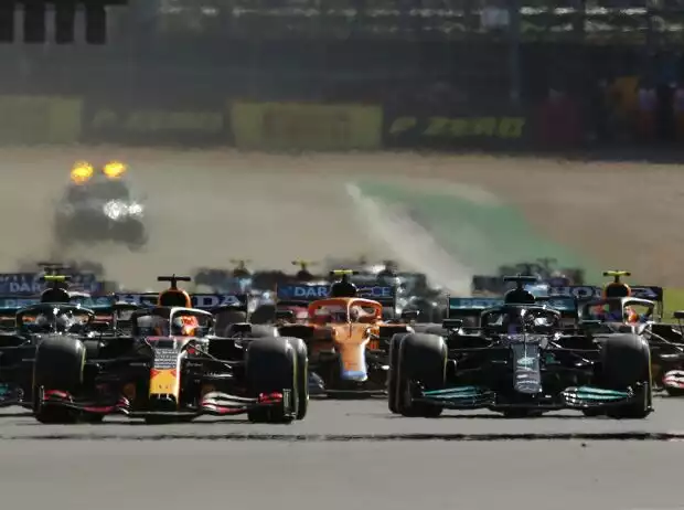 Start zum Sprintqualifying der Formel 1 2021 beim Grand Prix von Großbritannien in Silverstone in England: Max Verstappen im Red Bull RB16B und Lewis Hamilton im Mercedes W12 Titel-Bild zur News: Start zum Sprintqualifying der Formel 1 2021 beim Grand Prix von Großbritannien in Silverstone in England: Max Verstappen im Red Bull RB16B und Lewis Hamilton im Mercedes W12