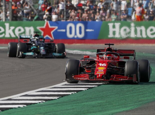 Charles Leclerc (Ferrari) vor Lewis Hamilton (Mercedes) beim Formel-1-Rennen in Silverstone 2021 Charles Leclerc (Ferrari) vor Lewis Hamilton (Mercedes) beim Formel-1-Rennen in Silverstone 2021