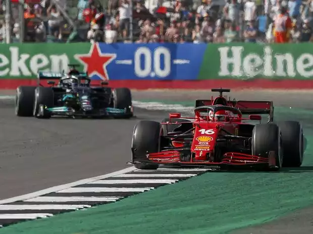 Charles Leclerc (Ferrari) vor Lewis Hamilton (Mercedes) beim Formel-1-Rennen in Silverstone 2021 Titel-Bild zur News: Charles Leclerc (Ferrari) vor Lewis Hamilton (Mercedes) beim Formel-1-Rennen in Silverstone 2021