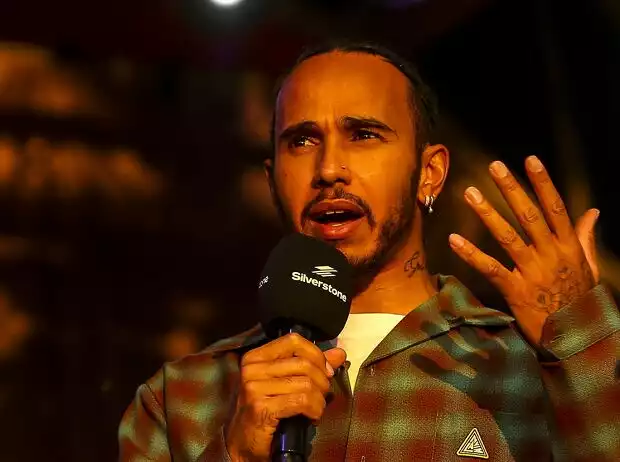 Lewis Hamilton (Mercedes) auf der Bühne nach seinem Sieg beim Grand Prix von Großbritannien in Silverstone 2021 Titel-Bild zur News: Lewis Hamilton (Mercedes) auf der Bühne nach seinem Sieg beim Grand Prix von Großbritannien in Silverstone 2021
