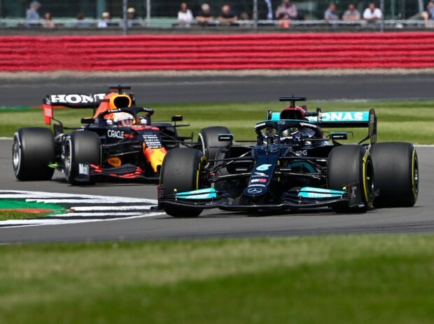 Titel-Bild zur News: Lewis Hamilton im Mercedes W12 vor Max Verstappen im Red Bull RB16B beim Grand Prix von Großbritannien der Formel 1 2021 in Silverstone in England