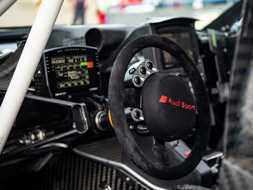 Blick in das Cockpit das Audi RS Q e-tron