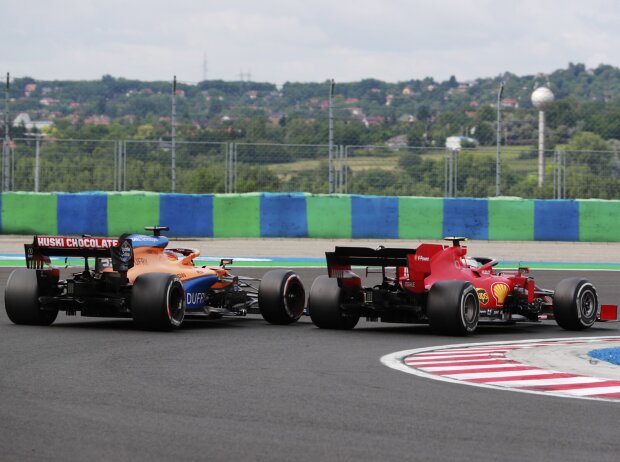Titel-Bild zur News: Charles Leclerc (Ferrari) vor Carlos Sainz (McLaren) beim Formel-1-Rennen in Ungarn 2020 am Hungaroring in Budapest