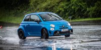 Übungen auf nasser Teststrecke mit Fontänen-Hindernissen: Der Abarth 595 in Aktion